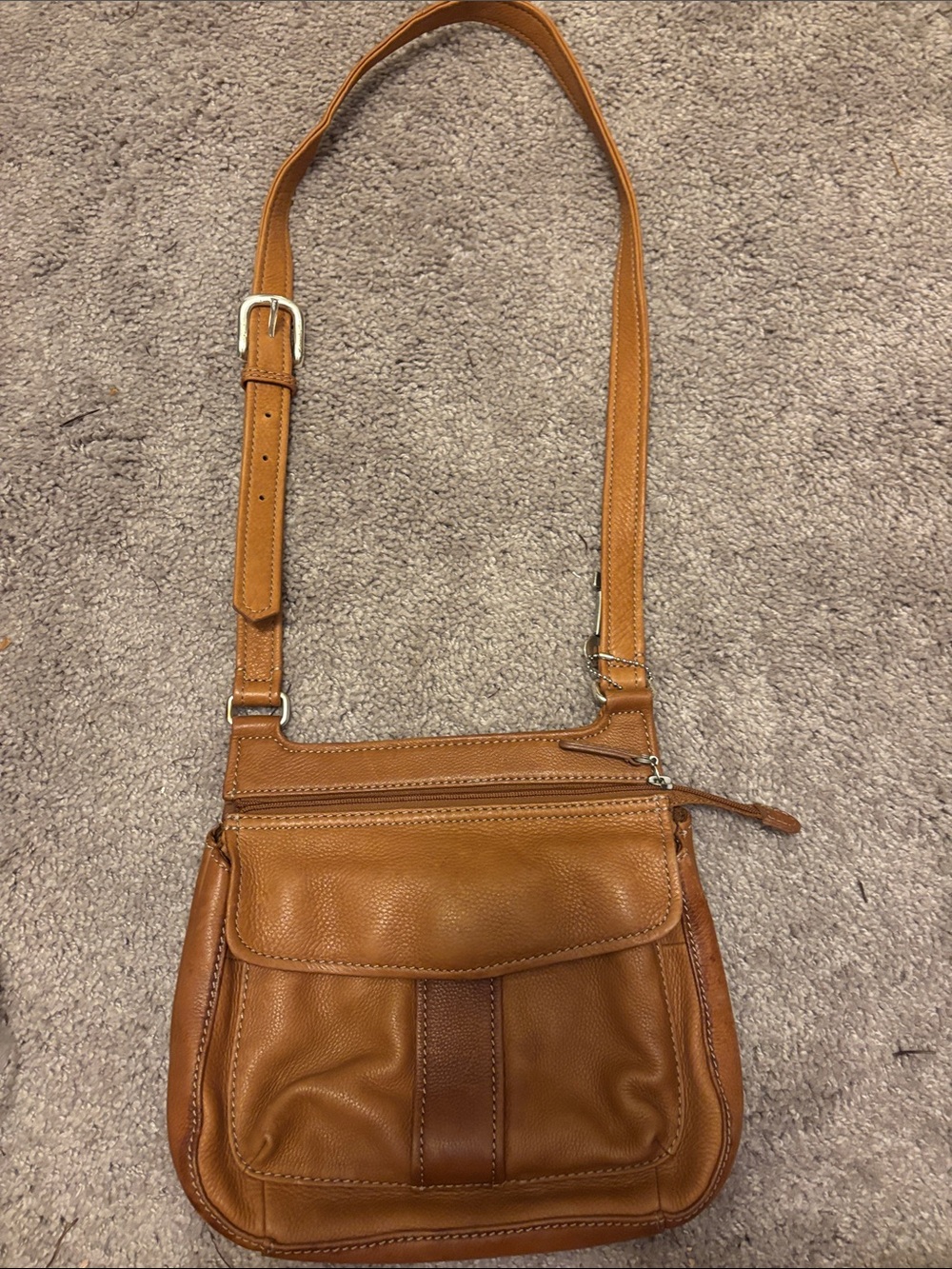 Everyday Leather Crossbody Bag made by fossil all leather no stains nor wear